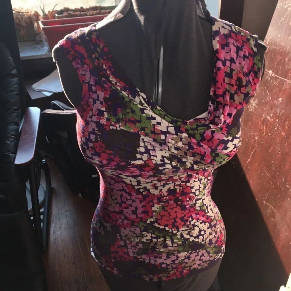 CAbi XS drape front/twist floral sleeveless blouse